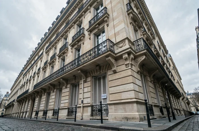 Immeuble haussmannien parisien représentant l'investissement immobilier via les SCPI en 2026