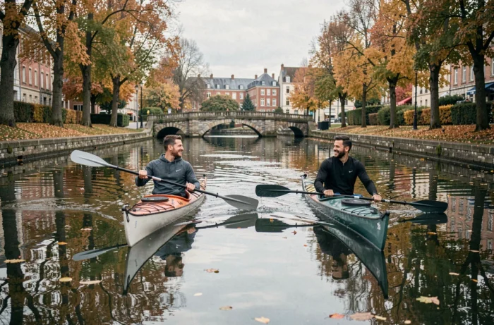 Due uomini in kayak sulla Vilaine a Rennes circondati da un paesaggio autunnale con ponti in pietra e vegetazione